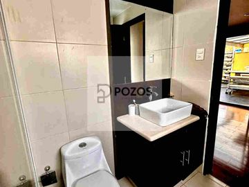 Residencia de 1 nivel con amplios espacios interiores y terraza