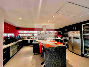 Residencia de 1 nivel con amplios espacios interiores y terraza