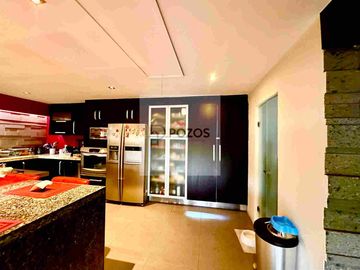 Residencia de 1 nivel con amplios espacios interiores y terraza