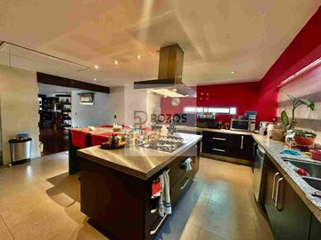 Residencia de 1 nivel con amplios espacios interiores y terraza