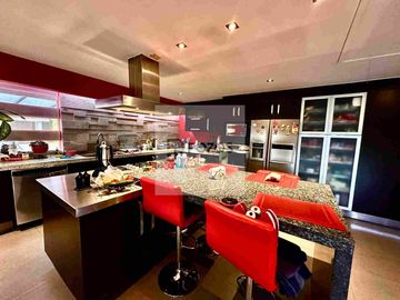 Residencia de 1 nivel con amplios espacios interiores y terraza