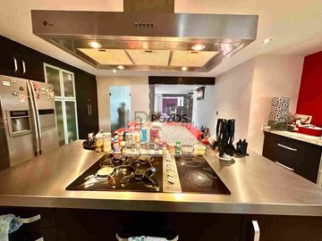 Residencia de 1 nivel con amplios espacios interiores y terraza