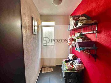 Residencia de 1 nivel con amplios espacios interiores y terraza