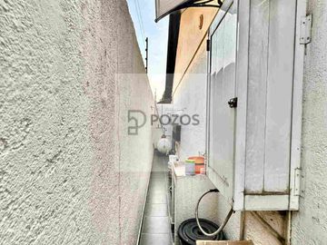 Residencia de 1 nivel con amplios espacios interiores y terraza