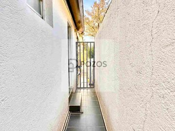 Residencia de 1 nivel con amplios espacios interiores y terraza