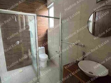 CASA EN RENTA UBICADA EN RESIDENCIAL AQUA I,  CANCÚN SOBRE AVENIDA HUAYACAN,4 RECÁMARAS, AMENIDADES, SEGURIDAD 24 HORAS.