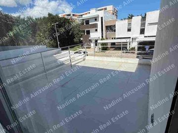 CASA EN RENTA UBICADA EN RESIDENCIAL AQUA I,  CANCÚN SOBRE AVENIDA HUAYACAN,4 RECÁMARAS, AMENIDADES, SEGURIDAD 24 HORAS.