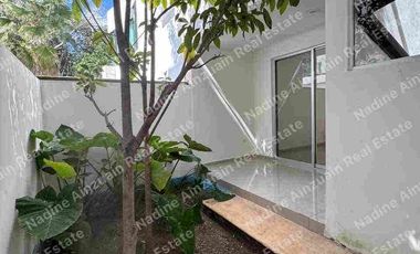 CASA EN RENTA UBICADA EN RESIDENCIAL AQUA I,  CANCÚN SOBRE AVENIDA HUAYACAN,4 RECÁMARAS, AMENIDADES, SEGURIDAD 24 HORAS.