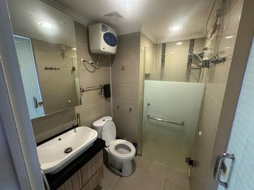 disewa apartemen green lake sunter,2kamar,furnished,siap huni,luas 42,3 AC dan waterheater,14 juta/3bulan