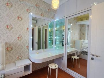 disewa apartemen green lake sunter,2BR fully furnished,view danau,hadap timur,AC 2 dan waterheater,best view, 15juta/3bulan