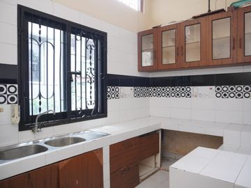 Rumah 3 Lantai Lingkungan Aman Full Furnish di Sunter Agung Barat Jakarta Utara