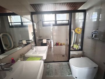 Uptown Parksuites BGC 2BR Condo for Sale | 81sqm Fully Furnished