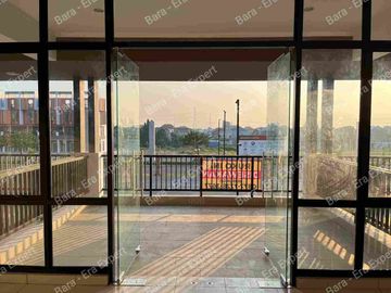 Disewakan ruko baru 4 lantai di pinggir jalan besar. Strategis di Summarecon Crown Gading