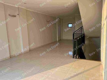 Disewakan ruko baru 4 lantai di pinggir jalan besar. Strategis di Summarecon Crown Gading