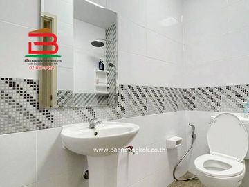ทาวเฮ้าส์ 2 ชั้น รัชธานี 11 (ใกล้โรงพยาบาลมหาวชิราลงกรณธัญบุรี) เนื้อที่ 21.4 ตรว. ตำบลบึงน้ำรักษ์ อำเภอธัญบุรี จังหวัดปทุมธานี