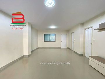 ทาวเฮ้าส์ 2 ชั้น รัชธานี 11 (ใกล้โรงพยาบาลมหาวชิราลงกรณธัญบุรี) เนื้อที่ 21.4 ตรว. ตำบลบึงน้ำรักษ์ อำเภอธัญบุรี จังหวัดปทุมธานี