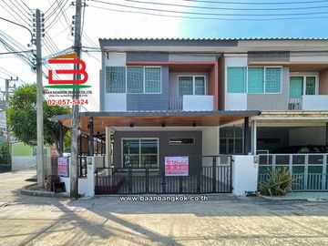 ทาวน์โฮม เนื้อที่ 25.5 ตร.ว. โครงการ เดอะทรัสต์ ทาวน์ วงแหวน–ลําลูกกา (The Trust Town) ถนนลำลูกกา ตำบลบึงคำพร้อย อำเภอลำลูกกา ปทุมธานี