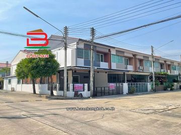ทาวน์โฮม เนื้อที่ 25.5 ตร.ว. โครงการ เดอะทรัสต์ ทาวน์ วงแหวน–ลําลูกกา (The Trust Town) ถนนลำลูกกา ตำบลบึงคำพร้อย อำเภอลำลูกกา ปทุมธานี