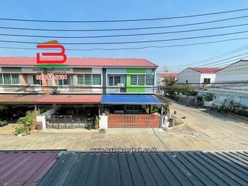 ทาวน์โฮม เนื้อที่ 25.5 ตร.ว. โครงการ เดอะทรัสต์ ทาวน์ วงแหวน–ลําลูกกา (The Trust Town) ถนนลำลูกกา ตำบลบึงคำพร้อย อำเภอลำลูกกา ปทุมธานี