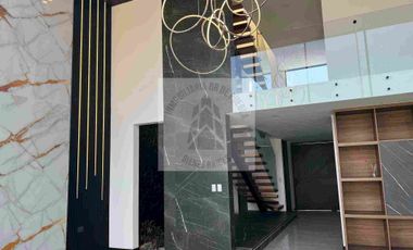 VENTA CASA LAVA 5
PARQUE VOLCANES EN 
LOMAS DE ANGELOPOLIS  recámaras 4 una en planta baja casa inteligente regaderas hidromasaje WC inteligente sonido Alexa en toda la casa sala comedor doble altura