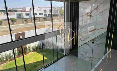 VENTA CASA LAVA 5
PARQUE VOLCANES EN 
LOMAS DE ANGELOPOLIS  recámaras 4 una en planta baja casa inteligente regaderas hidromasaje WC inteligente sonido Alexa en toda la casa sala comedor doble altura