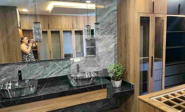 VENTA CASA LAVA 5
PARQUE VOLCANES EN 
LOMAS DE ANGELOPOLIS  recámaras 4 una en planta baja casa inteligente regaderas hidromasaje WC inteligente sonido Alexa en toda la casa sala comedor doble altura