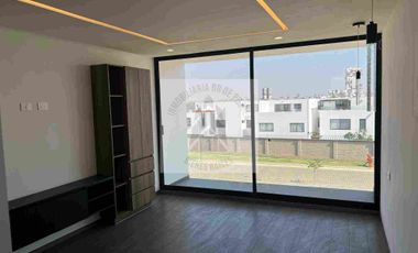 VENTA CASA LAVA 5
PARQUE VOLCANES EN 
LOMAS DE ANGELOPOLIS  recámaras 4 una en planta baja casa inteligente regaderas hidromasaje WC inteligente sonido Alexa en toda la casa sala comedor doble altura