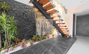 VENTA CASA LAVA 5
PARQUE VOLCANES EN 
LOMAS DE ANGELOPOLIS  recámaras 4 una en planta baja casa inteligente regaderas hidromasaje WC inteligente sonido Alexa en toda la casa sala comedor doble altura