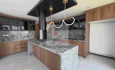 VENTA CASA LAVA 5
PARQUE VOLCANES EN 
LOMAS DE ANGELOPOLIS  recámaras 4 una en planta baja casa inteligente regaderas hidromasaje WC inteligente sonido Alexa en toda la casa sala comedor doble altura