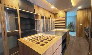 VENTA CASA LAVA 5
PARQUE VOLCANES EN 
LOMAS DE ANGELOPOLIS  recámaras 4 una en planta baja casa inteligente regaderas hidromasaje WC inteligente sonido Alexa en toda la casa sala comedor doble altura