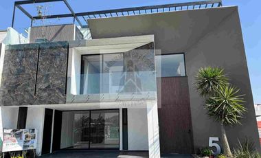 VENTA CASA LAVA 5
PARQUE VOLCANES EN 
LOMAS DE ANGELOPOLIS  recámaras 4 una en planta baja casa inteligente regaderas hidromasaje WC inteligente sonido Alexa en toda la casa sala comedor doble altura