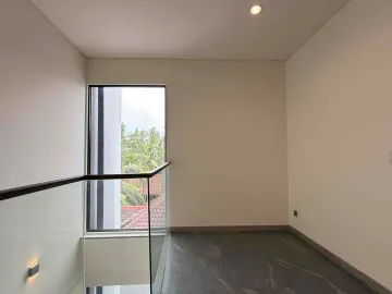 Dijual Rumah 3 Lantai Di Kebayoran Lama Siap Huni, 2 Facad Depan & Belakang,  Memiliki Garasi Hidrolik di jakarta Selatan Dekat Pintu Tol