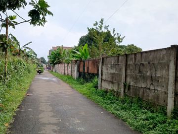 Tanah kotak lebar muka 45meter sudah dikelilingi tembok, cocok untuk investasi atau dijadikan perumahan cluster.