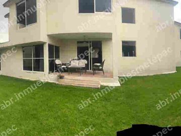 Exclusiva casa en Paseo Santa Ana, La Asunción Metepec, 4 recámaras, gran jardín y estacionamiento para 6 vehículos