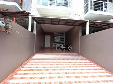 3 Storey Townhouse for Sale in Brgy Holy Spirit Commonwealth Quezon City Walking distance to Shopwise Commonwealth