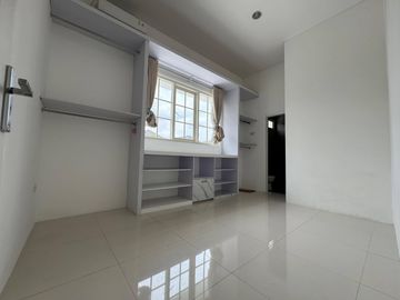 Dijual Rumah Royal Residence 218 m2 Cluster Depan 2 Lantai Nyaman Asri Bangunan Cantik Cocok Untuk Orang Tua Keluarga Family Surabaya Wiyung