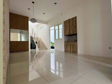 Dijual Rumah Royal Residence 218 m2 Cluster Depan 2 Lantai Nyaman Asri Bangunan Cantik Cocok Untuk Orang Tua Keluarga Family Surabaya Wiyung
