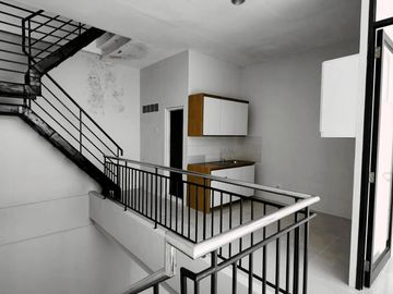 TURUN Harga, jual murah / disewakan Ruko/kantor siap pakai di Groserindo/Transmart Kalimalang