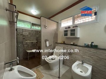 Detached house + office, 225 sq.wah. Located on Soi Tesaban Nimit Tai Soi 1, Tesaban Songkhro Road, Tesaban Nimit Tai Road, Chatuchak District