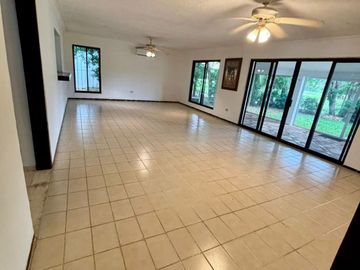 VENTA CASA EN EL CLUB DE GOLF LA CEIBA FRENTE AL FAIRWAY EN MÉRIDA , YUCATÁN.