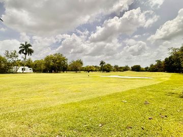 VENTA CASA EN EL CLUB DE GOLF LA CEIBA FRENTE AL FAIRWAY EN MÉRIDA , YUCATÁN.