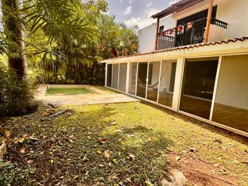 VENTA CASA EN EL CLUB DE GOLF LA CEIBA FRENTE AL FAIRWAY EN MÉRIDA , YUCATÁN.