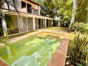 VENTA CASA EN EL CLUB DE GOLF LA CEIBA FRENTE AL FAIRWAY EN MÉRIDA , YUCATÁN.