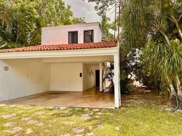 VENTA CASA EN EL CLUB DE GOLF LA CEIBA FRENTE AL FAIRWAY EN MÉRIDA , YUCATÁN.