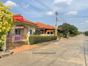 บ้านเดี่ยว เนื้อที่ 52.5 ตร.ว. หมู่บ้านเพทาย เพลส ลำลูกกาคลอง 3 (ซอยเลียบคลองสาม) ถนนลำลูกกา ตำบลลาดสวาย อำเภอลำลูกกา ปทุมธานี