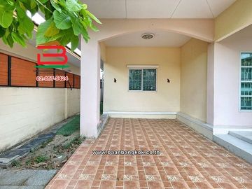 บ้านเดี่ยว เนื้อที่ 52.5 ตร.ว. หมู่บ้านเพทาย เพลส ลำลูกกาคลอง 3 (ซอยเลียบคลองสาม) ถนนลำลูกกา ตำบลลาดสวาย อำเภอลำลูกกา ปทุมธานี