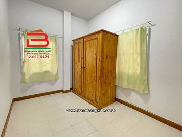 บ้านเดี่ยว เนื้อที่ 52.5 ตร.ว. หมู่บ้านเพทาย เพลส ลำลูกกาคลอง 3 (ซอยเลียบคลองสาม) ถนนลำลูกกา ตำบลลาดสวาย อำเภอลำลูกกา ปทุมธานี