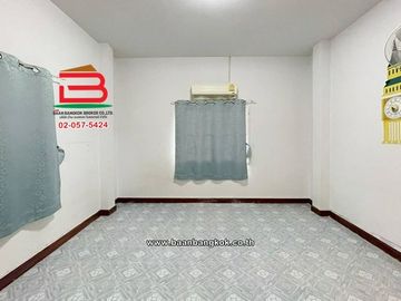 บ้านเดี่ยว เนื้อที่ 52.5 ตร.ว. หมู่บ้านเพทาย เพลส ลำลูกกาคลอง 3 (ซอยเลียบคลองสาม) ถนนลำลูกกา ตำบลลาดสวาย อำเภอลำลูกกา ปทุมธานี