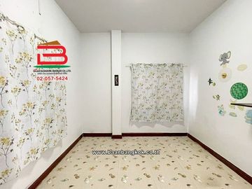 บ้านเดี่ยว เนื้อที่ 52.5 ตร.ว. หมู่บ้านเพทาย เพลส ลำลูกกาคลอง 3 (ซอยเลียบคลองสาม) ถนนลำลูกกา ตำบลลาดสวาย อำเภอลำลูกกา ปทุมธานี