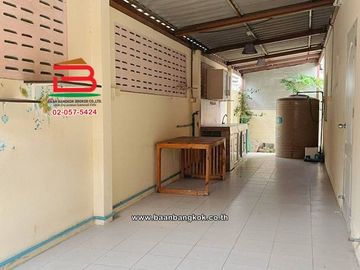 บ้านเดี่ยว เนื้อที่ 52.5 ตร.ว. หมู่บ้านเพทาย เพลส ลำลูกกาคลอง 3 (ซอยเลียบคลองสาม) ถนนลำลูกกา ตำบลลาดสวาย อำเภอลำลูกกา ปทุมธานี